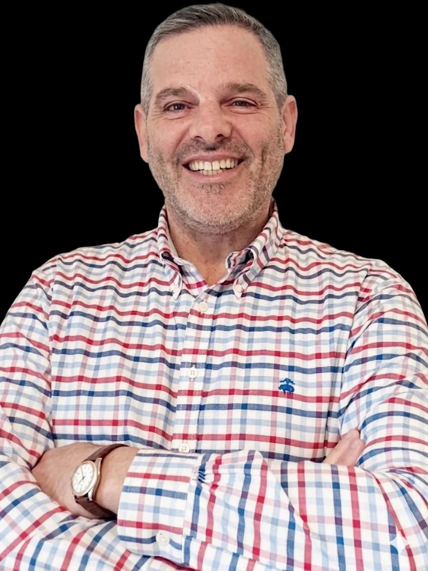 ג'קי ווילוזנסקי, מתווך נדל"ן בירושלים, מחייך בידיים שלובות