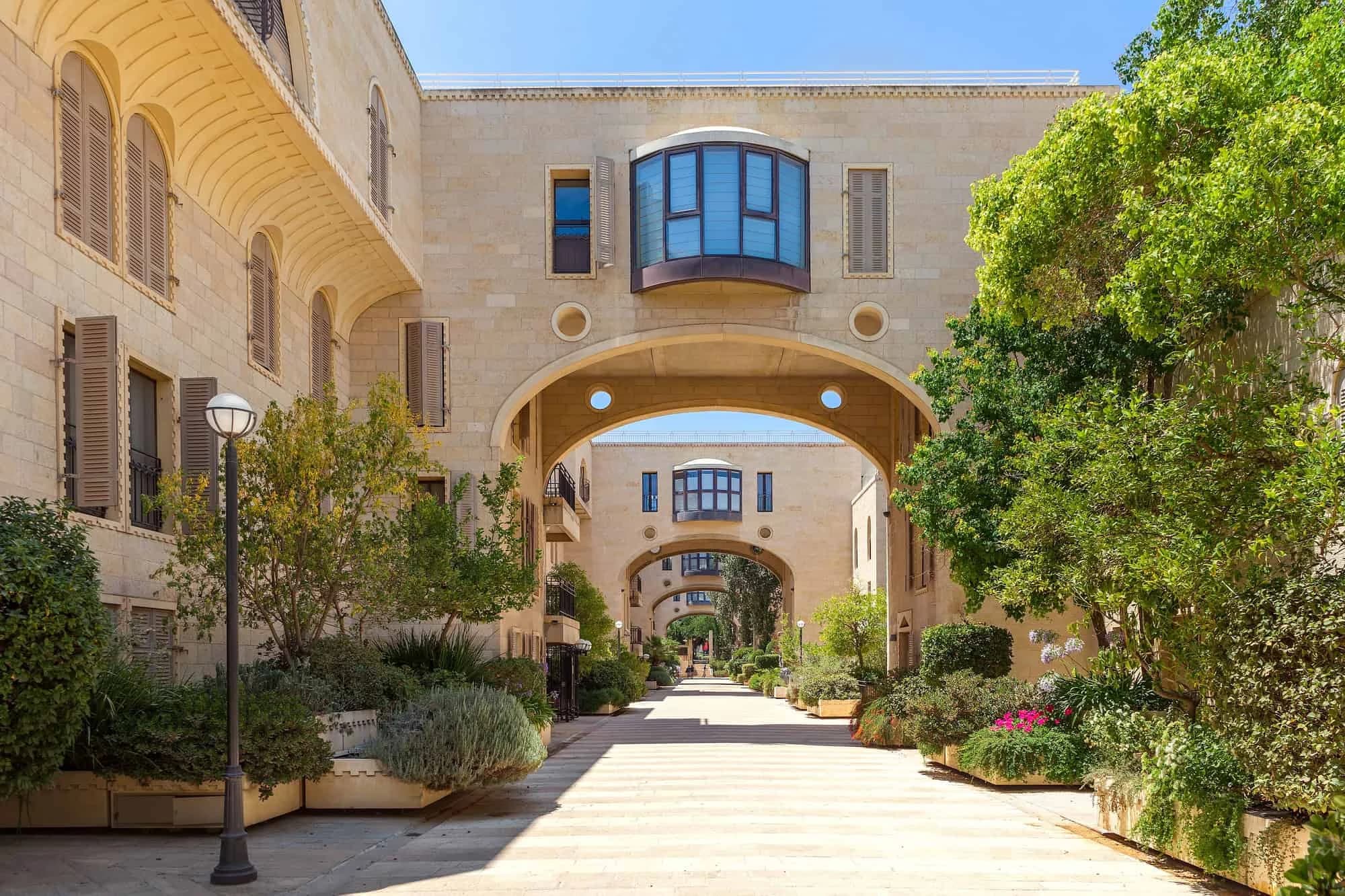 מדרחוב ממילא בירושלים, קשתות אבן וגשר זכוכית מעל שדרה ירוקה