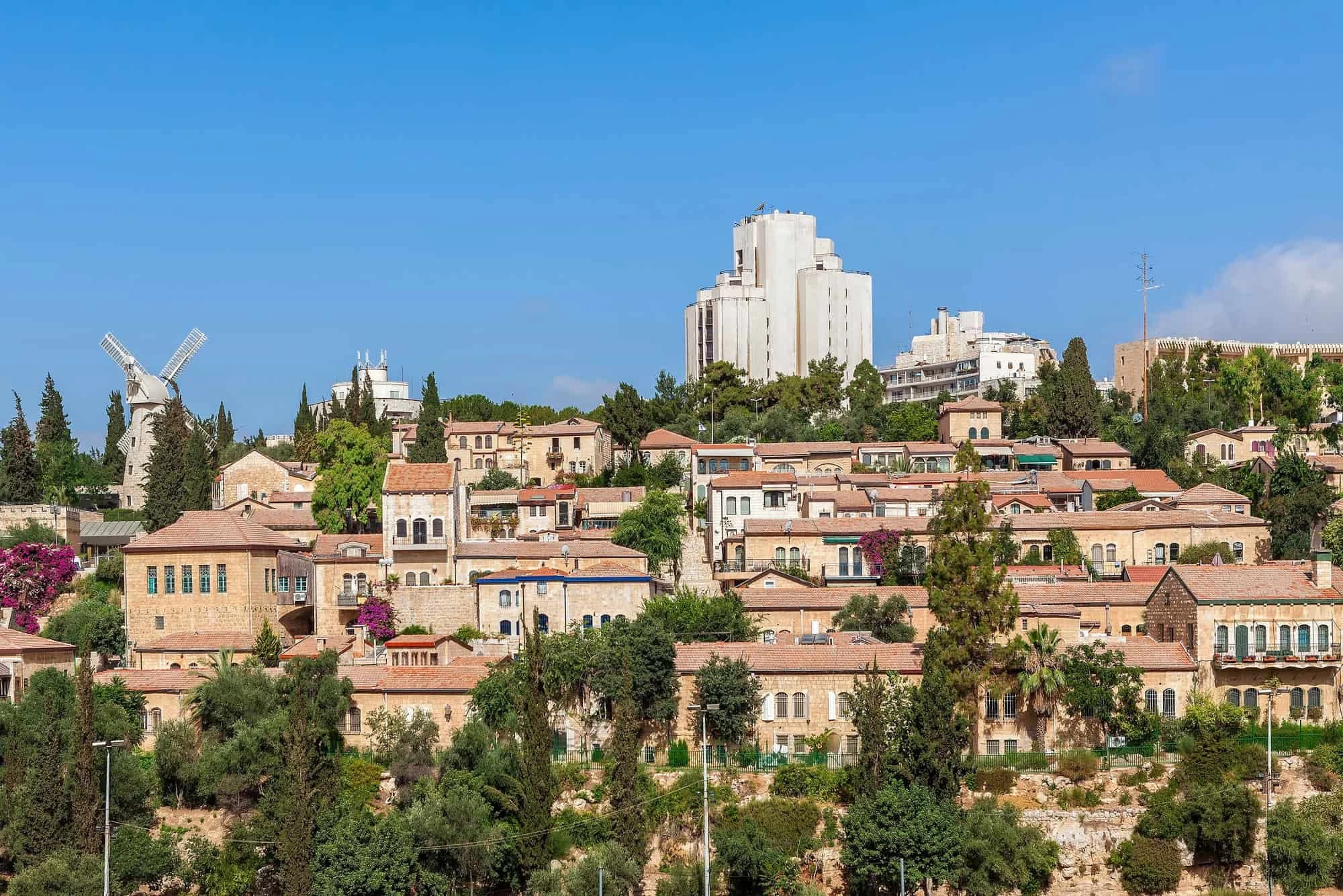 שכונת ימין משה בירושלים, בתי אבן עם גגות רעפים וטחנת הרוח של מונטיפיורי